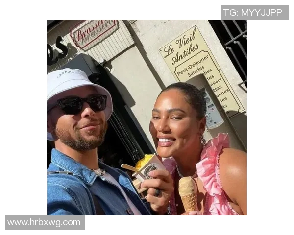 南美足球明星与女单选手亲密合影展现运动魅力与友谊之美